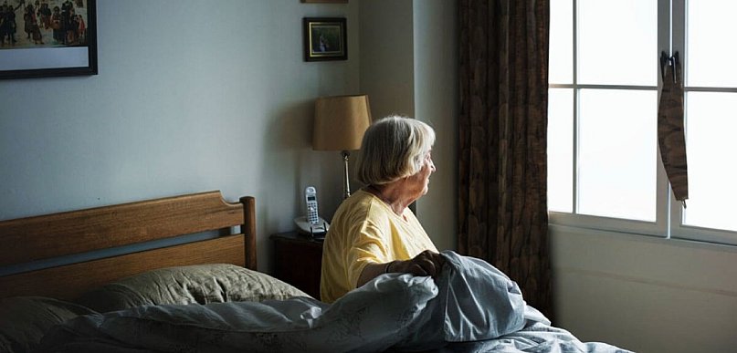 Jak właściwie opiekować się osobą chorą, która większość czasu spędza w łóżku?
