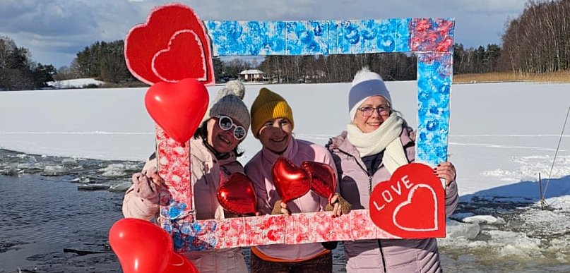 Zimna woda, gorąca atmosfera – walentynkowe morsowanie w Kamieniu