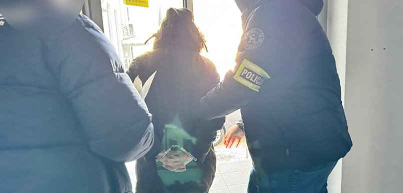 Diler zatrzymany po pościgu. Narkotyki za telewizorem, w łazience i kuchni