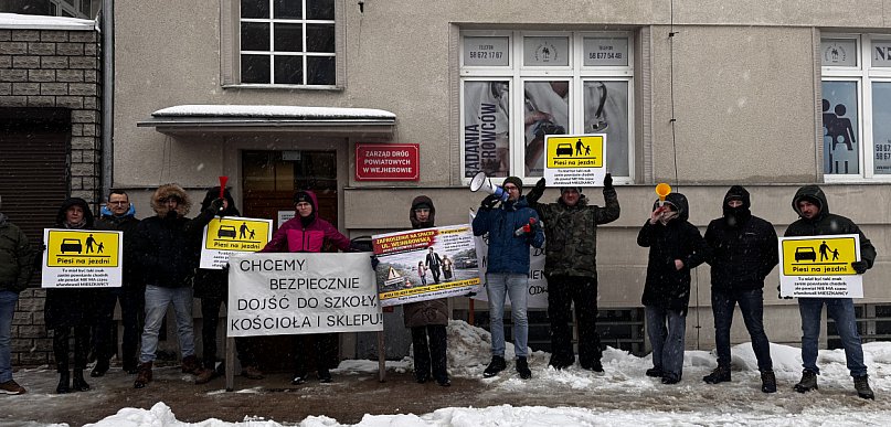 Protest w Gowinie - bezpieczeństwo pieszych i petycja
