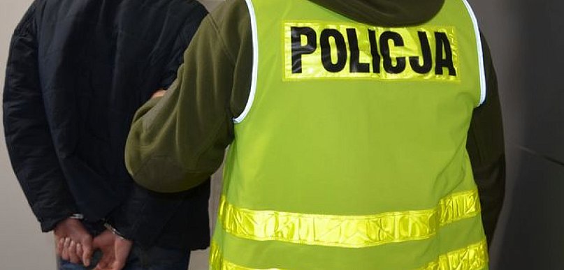 45-latek z 15 zarzutami za kradzież karty płatniczej i włamania