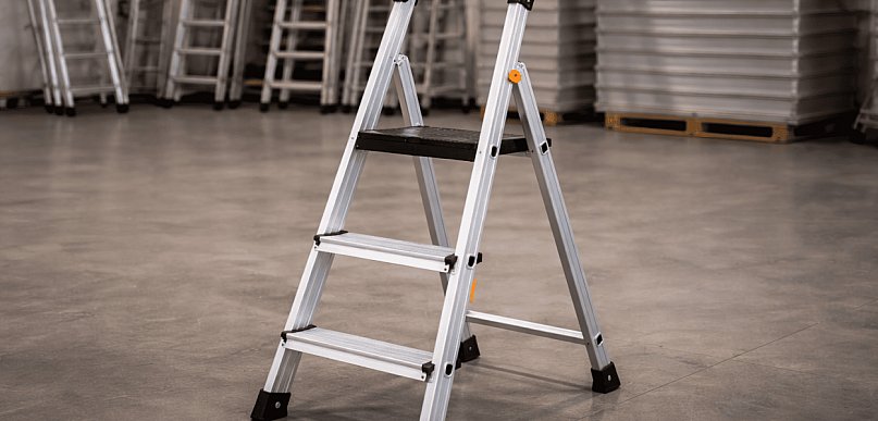 Mała wysokość, duża wygoda. Co wyróżnia drabiny aluminiowe 3-stopniowe?