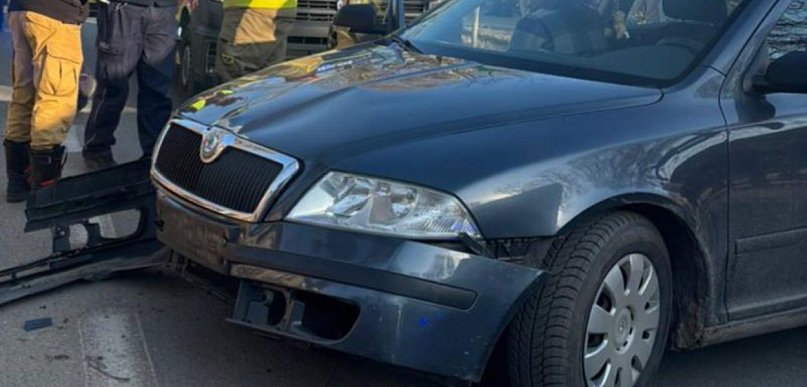 Wyjechała z posesji prosto pod motocykl. Groźna kolizja na ul. Sobieskiego