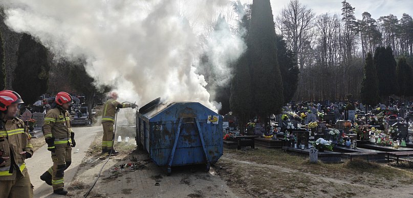 Pożar na cmentarzu w Wejherowie. Interweniowała straż pożarna