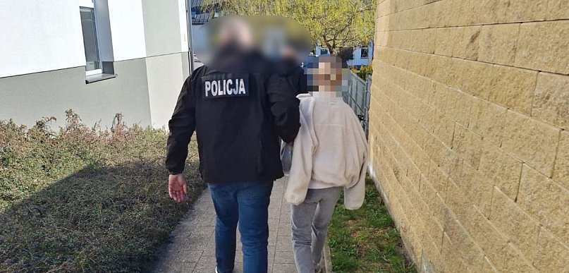 Desperacka ucieczka przed policją do szafy