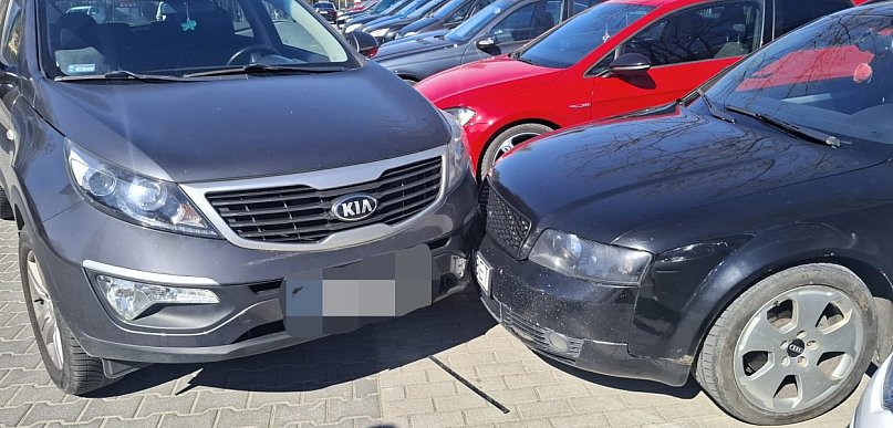 Auto bez kierowcy ruszyło z miejsca. Kolizja na parkingu w Wejherowie