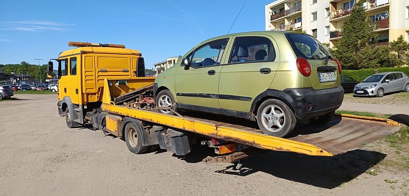 Blokowały parkingi i straszyły na ulicach
