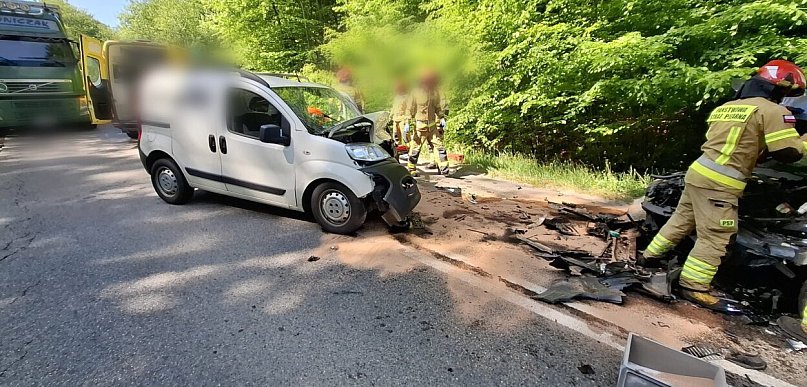 Groźne zderzenie na trasie Wejherowo–Sopieszyno. Dwie osoby w szpitalu