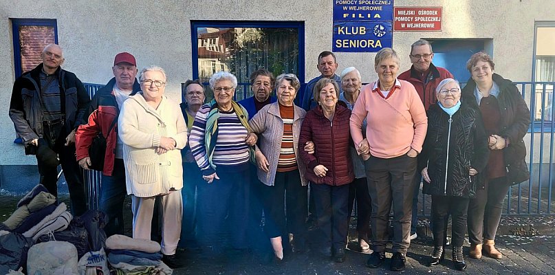 Seniorzy przekazali własnoręcznie uszyte legowiska - 46412