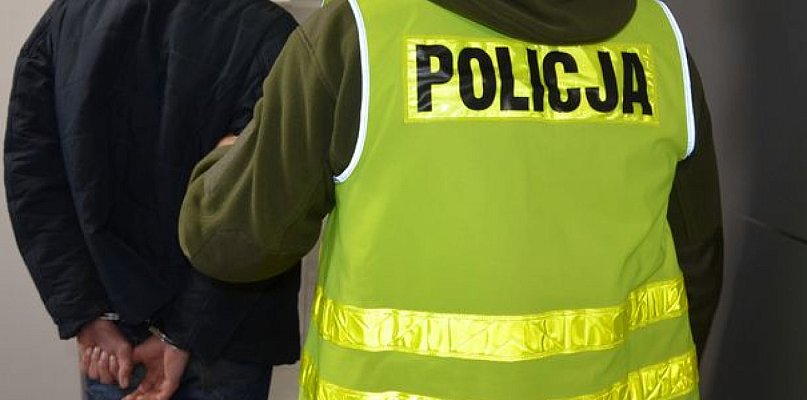 45-latek z 15 zarzutami za kradzież karty płatniczej i włamania