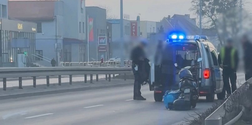 Nietrzeźwy kierowca motoroweru przewrócił się na jezdni w Wejherowie
