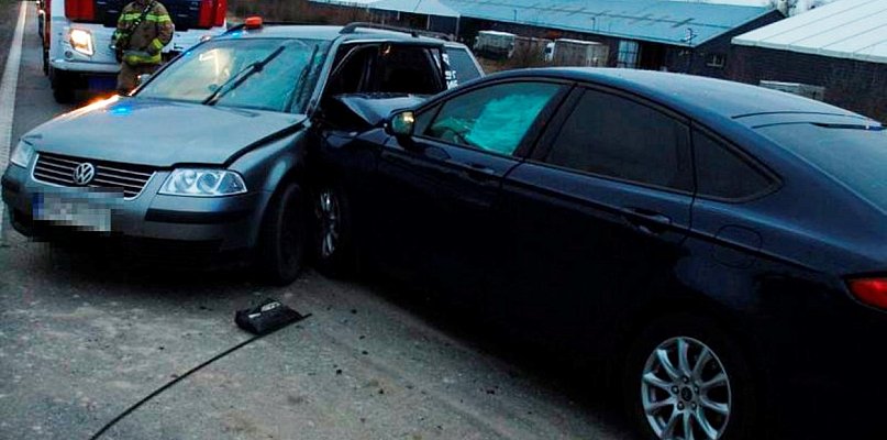 Groźny poranek w Godętowie. Dwa auta zderzyły się na drodze