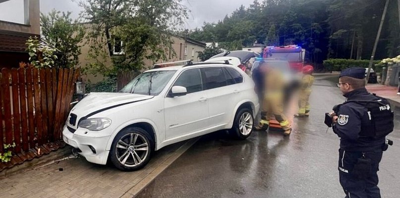 Pijany kierowca BMW uderzył w płot i samochód
