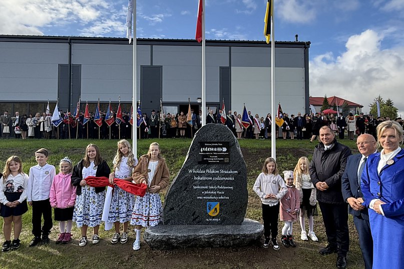 Nadanie imienia i sztandaru Szkole Podstawowej w Jeleńskiej Hucie