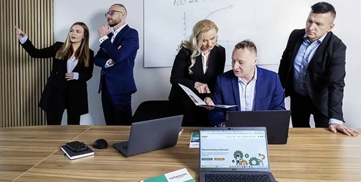 Jak outsourcing pomaga firmom radzić sobie z brakami kadrowymi?