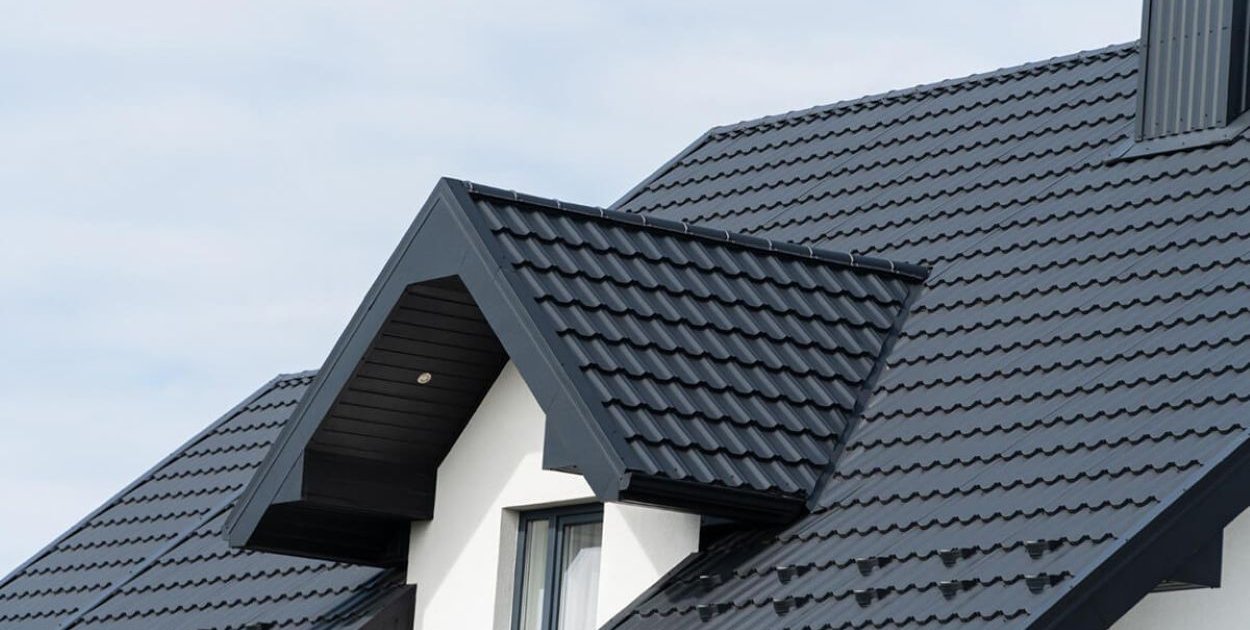 Blachodachówka czy blacha trapezowa - Co lepiej się u Ciebie sprawdzi?