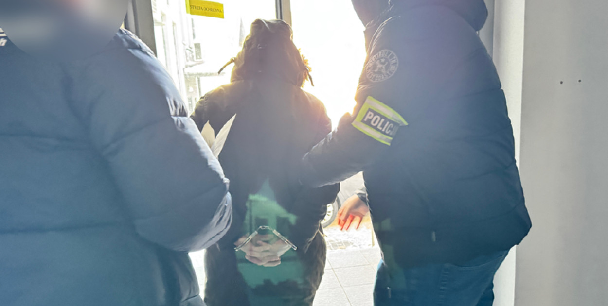 Diler zatrzymany po pościgu. Narkotyki za telewizorem, w łazience i kuchni