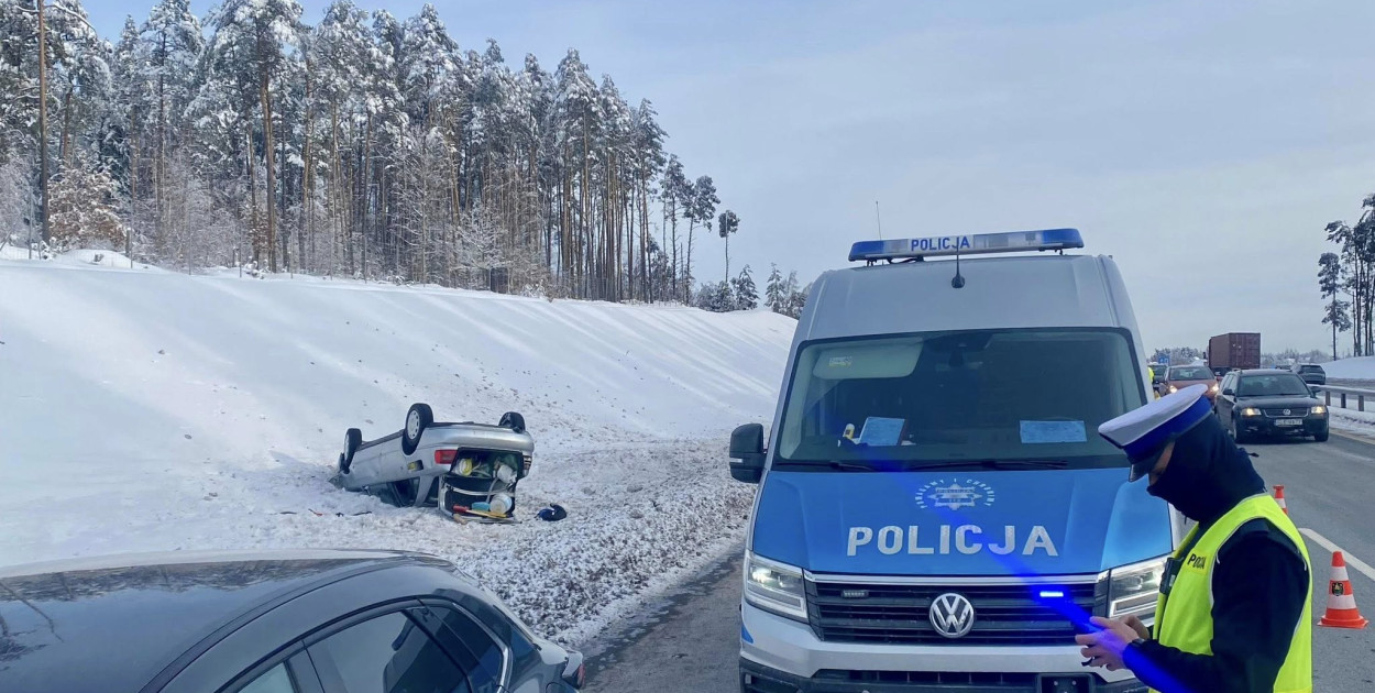 Gwałtowna zmiana pasa zakończyła się dachowaniem