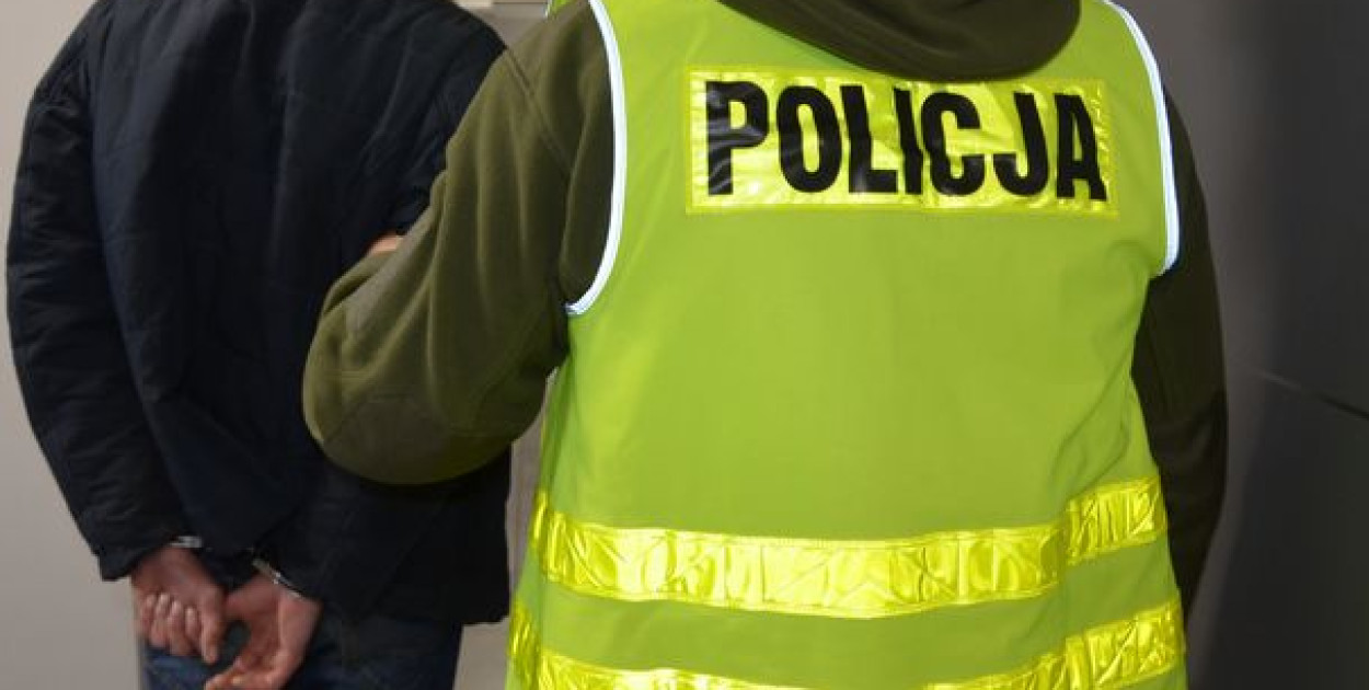 45-latek z 15 zarzutami za kradzież karty płatniczej i włamania