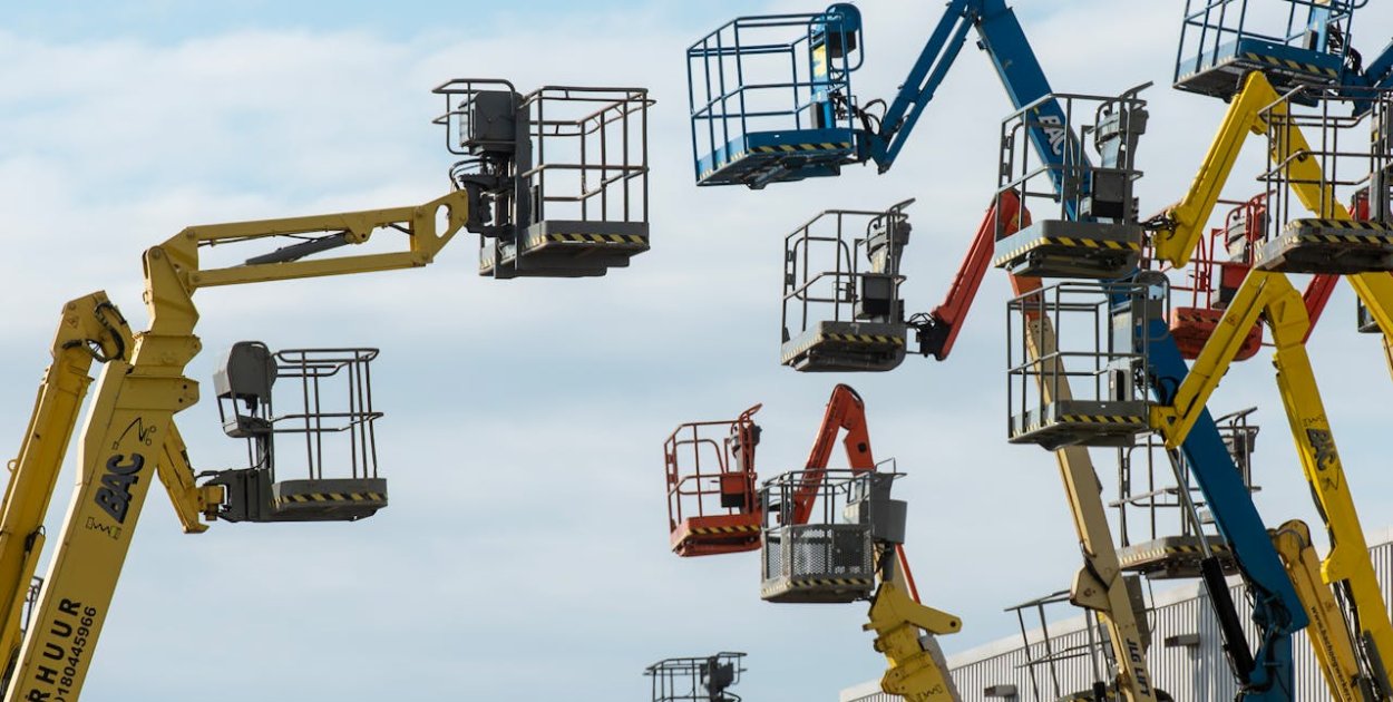 Usuwanie zagrożeń z dachów i elewacji – jak specjaliści pracują w trudno dostępnyc