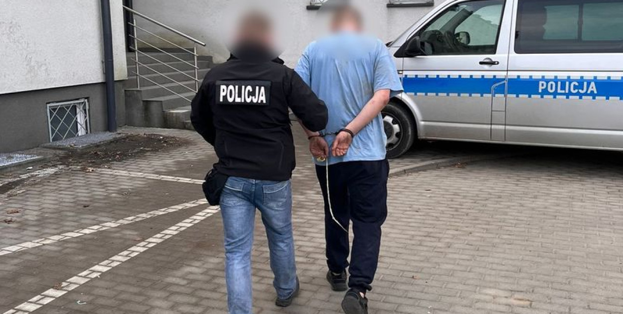 Schował się pod sufitem w piwnicy