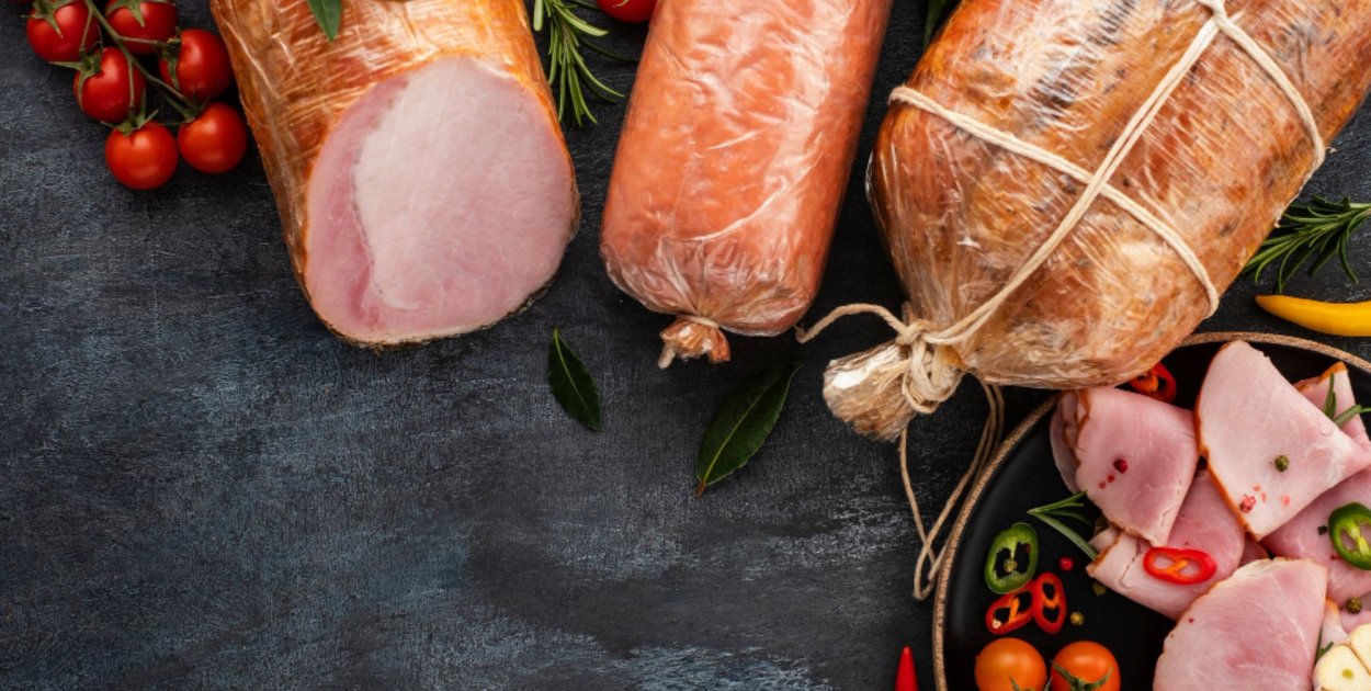 Domowe wędliny – jakie przyprawy i dodatki wzbogacą smak i aromat mięsa?