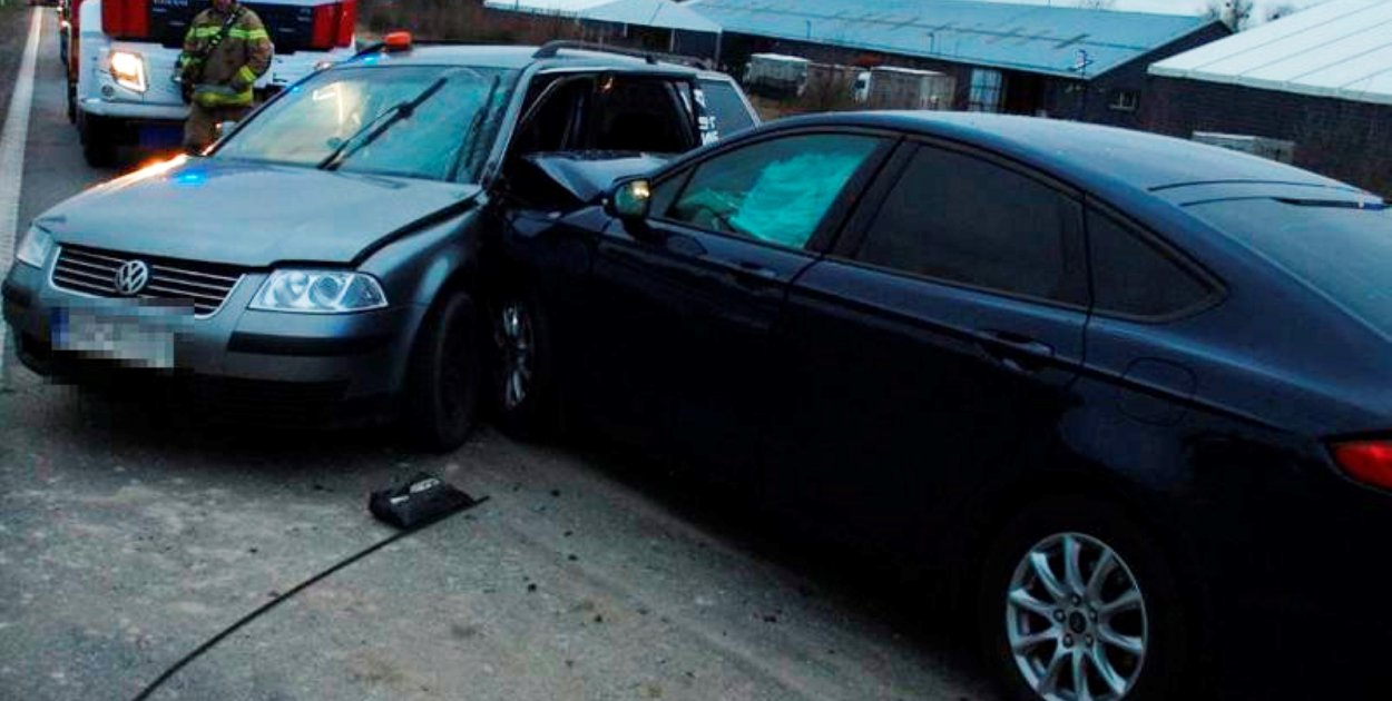Groźny poranek w Godętowie. Dwa auta zderzyły się na drodze