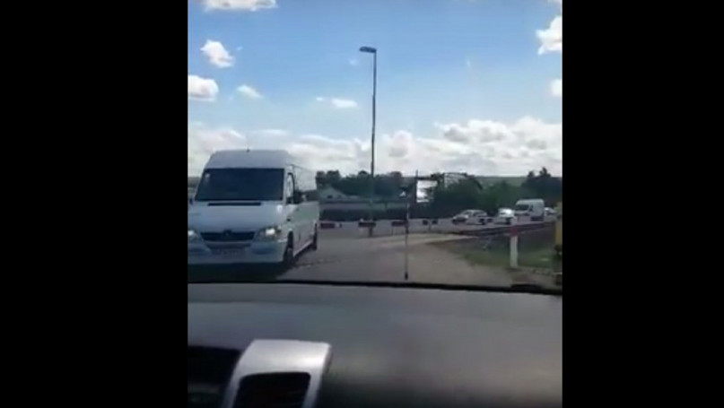 Szlabany zamknięte, a auta jadą...